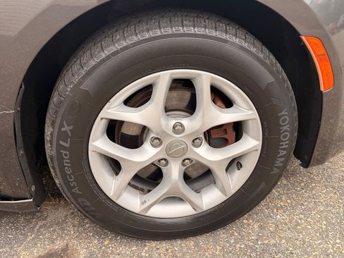 Used 2017 Chrysler Pacifica Touring-L w/ Tire & Wheel Group FWD image 14