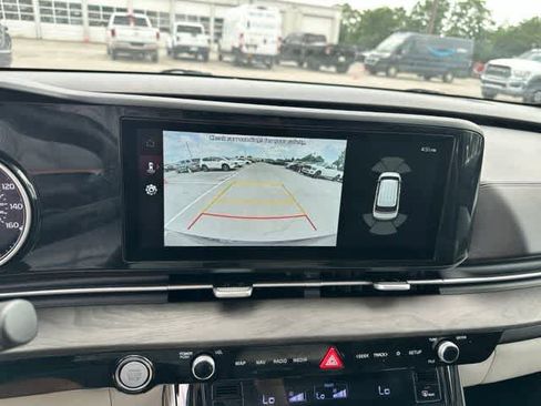 Used 2023 Kia Carnival EX FWD image 11