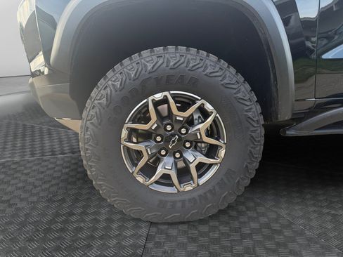 Used 2026 Chevrolet Colorado ZR2 w/ Technology Package AWD/4WD image 14