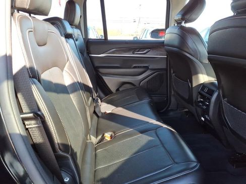 Used 2023 Jeep Grand Cherokee Limited w/ Luxury Tech Group II image 10