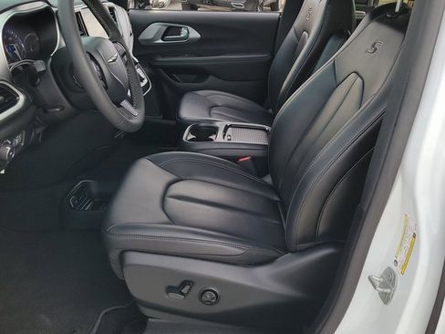 Used 2024 Chrysler Pacifica Touring-L w/ S Appearance Package image 6