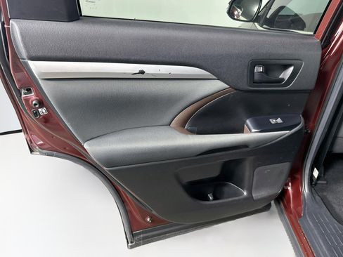 Used 2019 Toyota Highlander LE FWD image 25