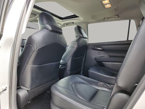 Used 2021 Toyota Highlander XLE FWD image 18