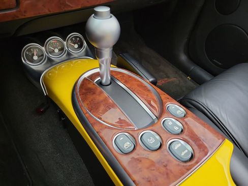 Used 2004 Chevrolet SSR w/ Preferred Equipment Group RWD image 15