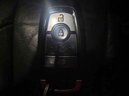 Used 2018 Ford Edge Titanium AWD/4WD image 32