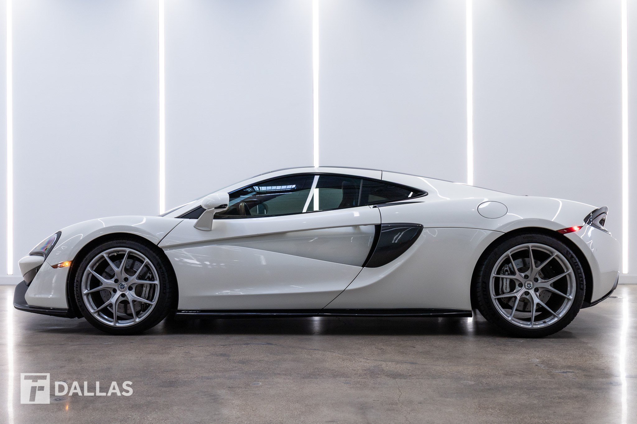 Used 2017 McLaren 570S RWD image 1