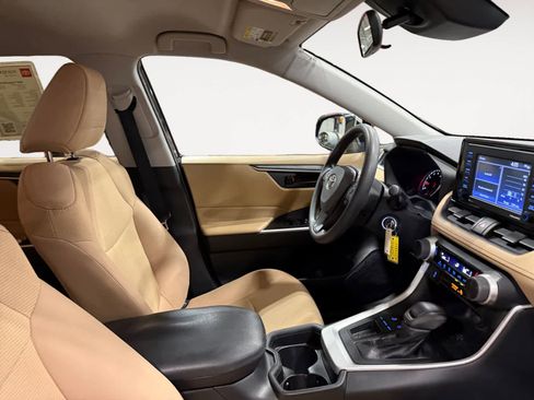 Used 2020 Toyota RAV4 LE w/ Carpet Mat Package FWD image 16