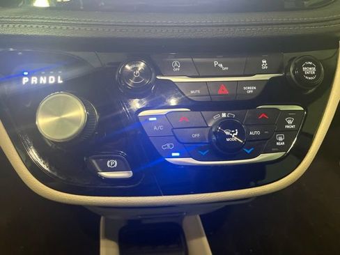 Used 2020 Chrysler Pacifica Limited FWD image 31