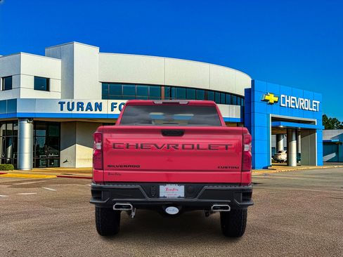 New 2026 Chevrolet Silverado 1500 Custom Trail Boss w/ LPO, Dark Essentials Package AWD/4WD image 4