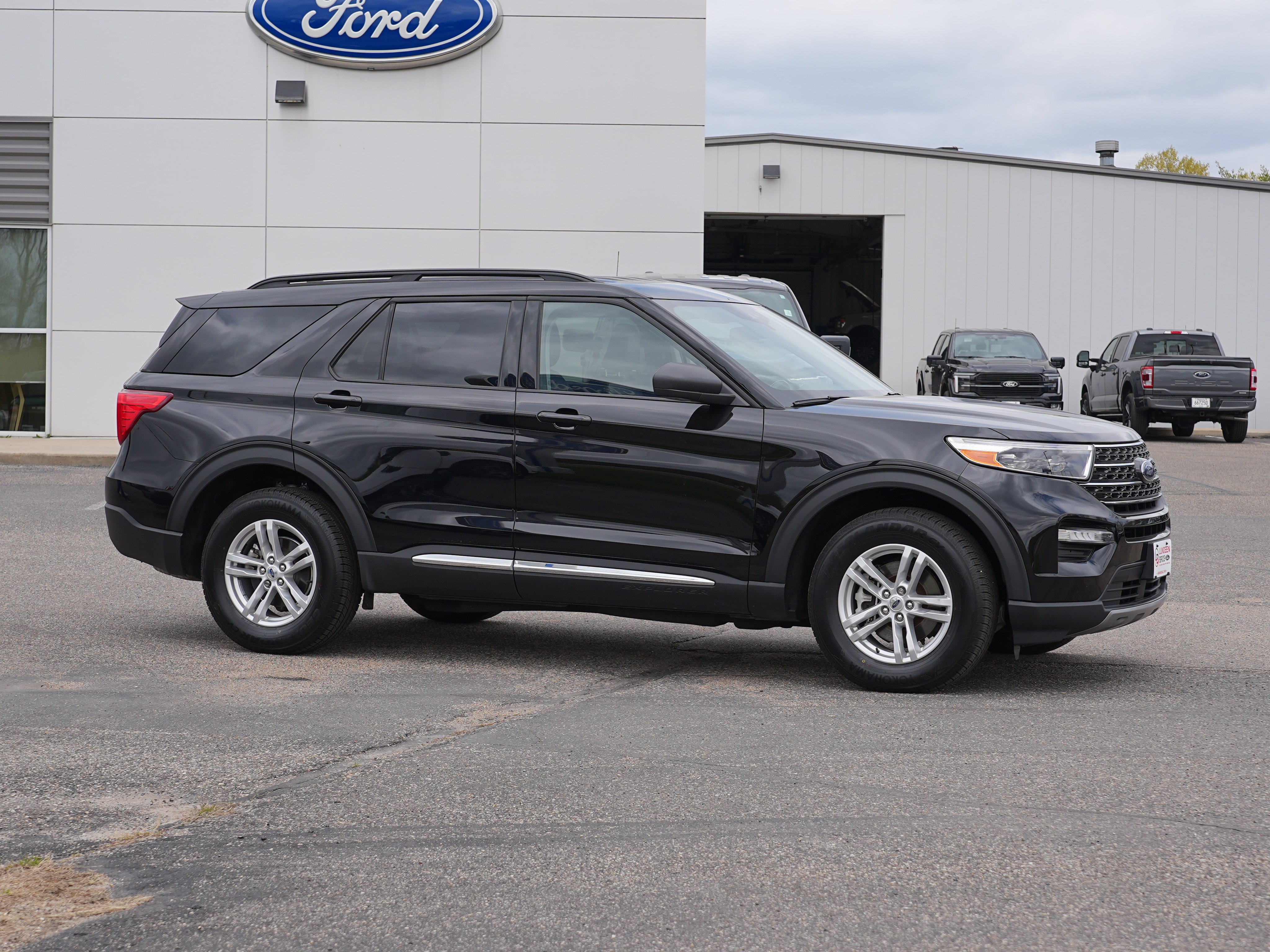 Used 2023 Ford Explorer XLT w/ Equipment Group 202A AWD/4WD image 2