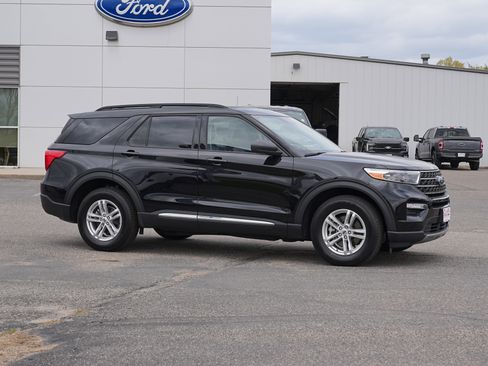 Used 2023 Ford Explorer XLT w/ Equipment Group 202A AWD/4WD image 2