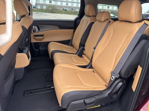 Used 2024 Kia Carnival LX FWD image 44
