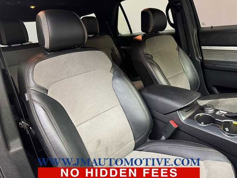 Used 2017 Ford Explorer XLT w/ XLT Technology Feature Bundle image 21