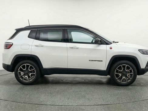 Used 2025 Jeep Compass Trailhawk AWD/4WD image 11