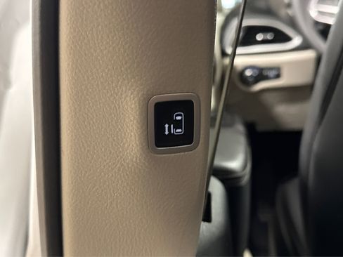 Used 2024 Chrysler Pacifica Touring-L FWD image 38