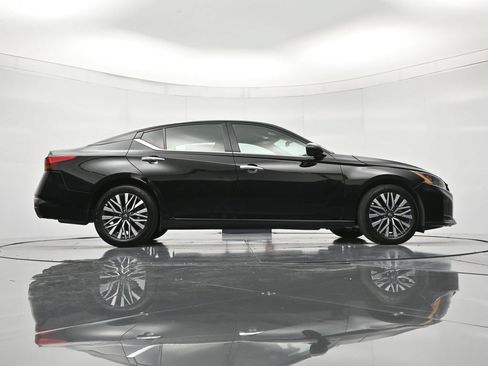 Used 2025 Nissan Altima 2.5 SV FWD image 39