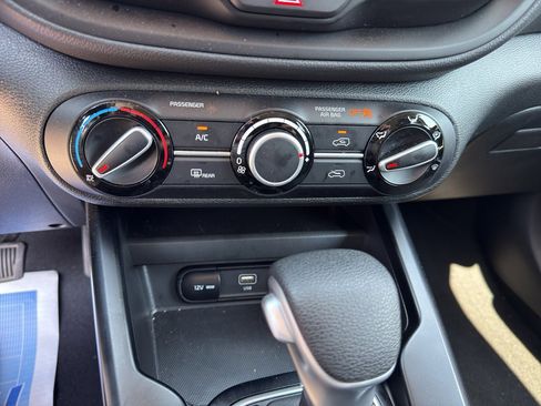 Used 2025 Kia Soul LX w/ LX Technology Package FWD image 16