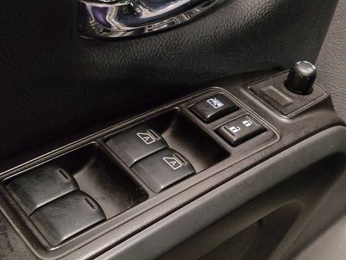 Used 2019 Nissan Titan SV w/ SV Convenience Package image 27