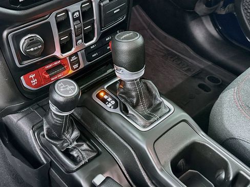 Used 2025 Jeep Gladiator Rubicon w/ Convenience Group AWD/4WD image 18