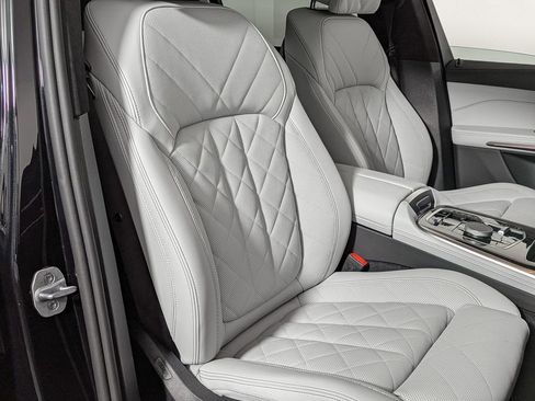 Used 2025 BMW X7 xDrive40i w/ Premium Package image 28