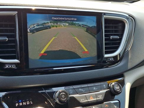 Certified 2024 Chrysler Pacifica Touring-L FWD image 21