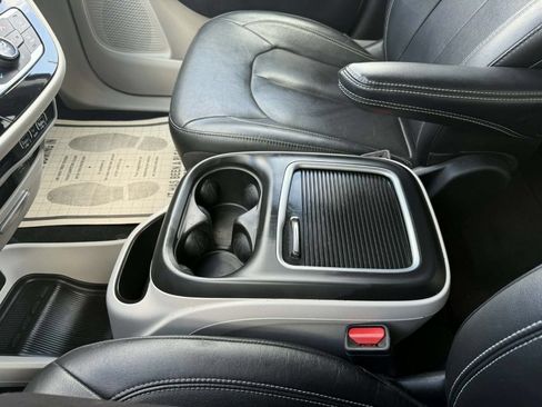 Used 2022 Chrysler Pacifica Touring-L FWD image 24