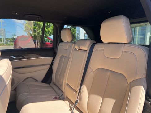 New 2025 Jeep Grand Cherokee Limited AWD/4WD image 13