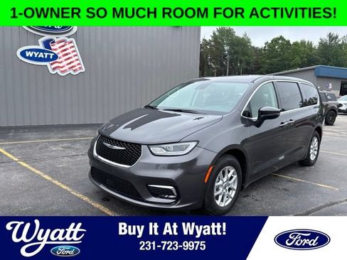 Used 2023 Chrysler Pacifica Touring-L FWD image 1