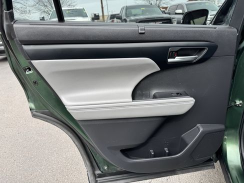 Used 2023 Toyota Highlander XLE image 33