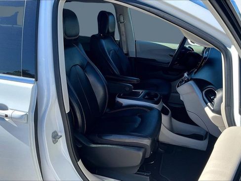 Used 2022 Chrysler Pacifica Touring-L image 7