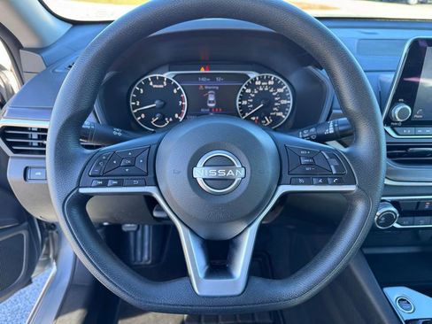 Used 2024 Nissan Altima 2.5 SV image 12
