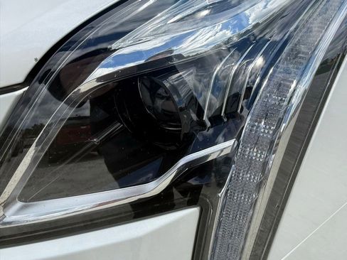 Certified 2023 Cadillac XT5 Sportv w/ LPO, Floor Liner Package AWD/4WD image 9