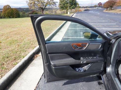 Used 2017 Lincoln Continental Select image 16