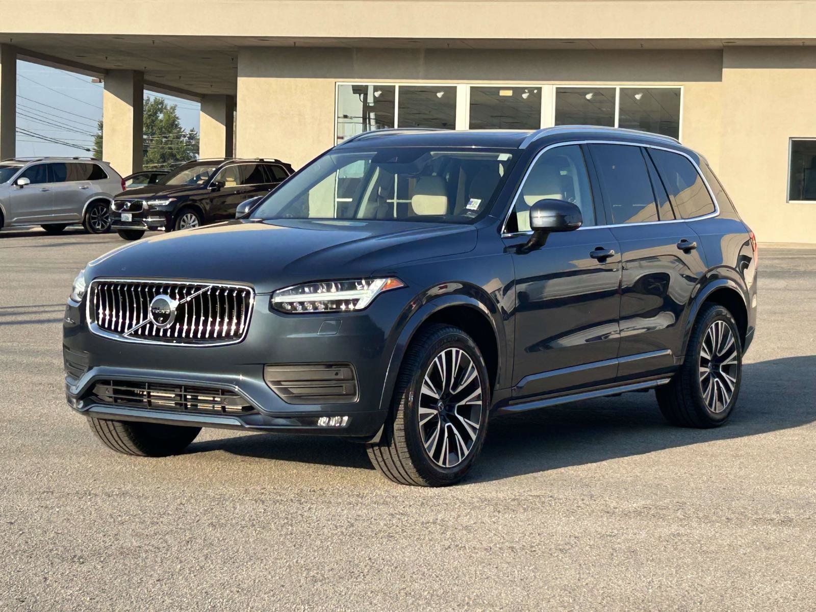 Used 2020 Volvo XC90 T6 Momentum w/ Protection Package Premier AWD/4WD image 3