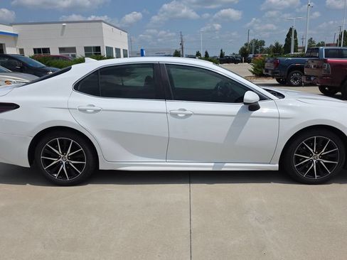 Used 2021 Toyota Camry SE FWD image 6