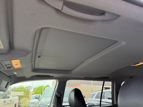 Used 2011 Toyota Highlander SE w/ Tow Pkg image 11