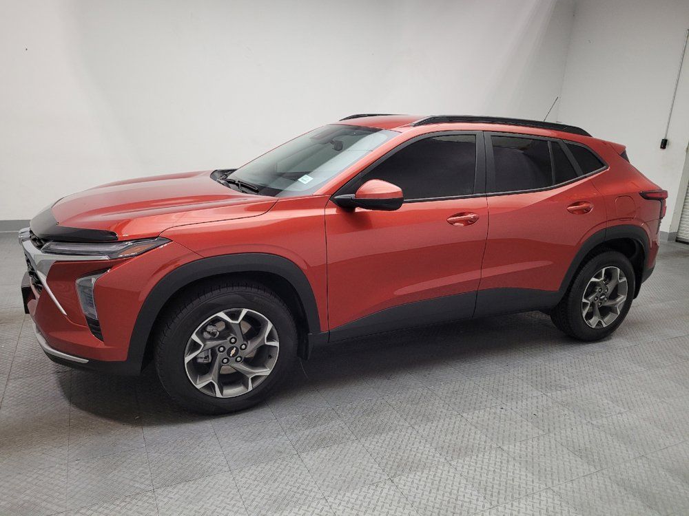 Used 2024 Chevrolet Trax LT w/ Driver Confidence Package FWD image 2