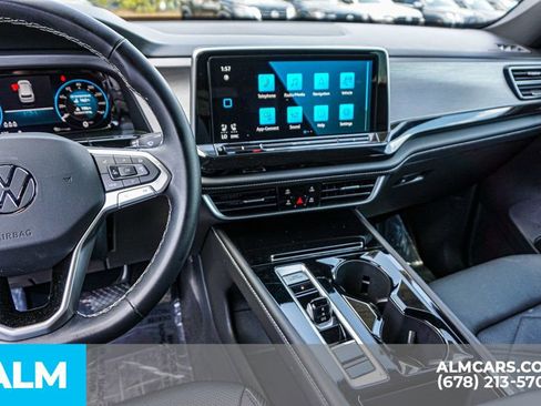 Used 2025 Volkswagen Atlas Cross Sport SE image 32
