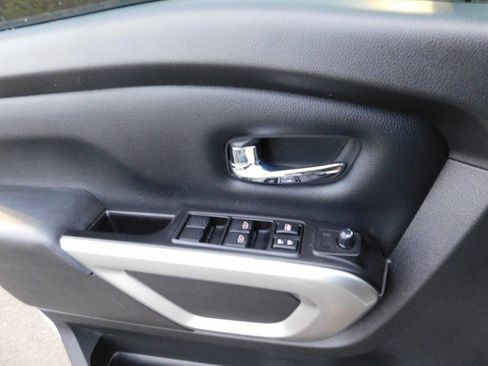 Used 2019 Nissan Titan SV w/ SV Convenience Package image 17
