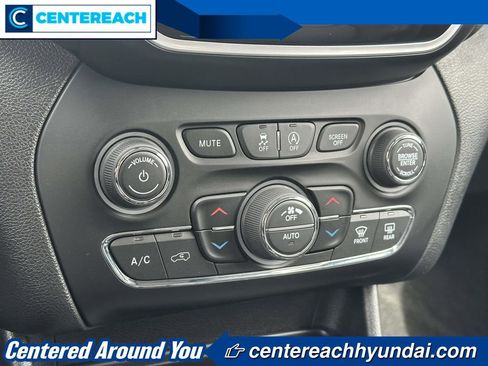 Used 2019 Jeep Cherokee Limited image 27