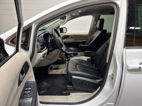 Used 2024 Chrysler Pacifica Touring-L image 15
