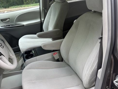 Used 2013 Toyota Sienna LE w/ Towing Pkg FWD image 21