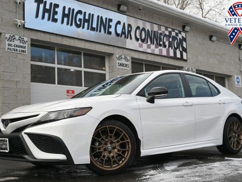 Used 2024 Toyota Camry SE w/ Convenience Package image 1