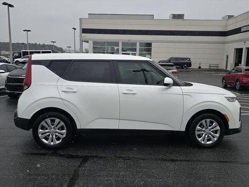 Used 2021 Kia Soul LX image 2