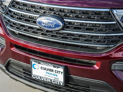 Used 2022 Ford Explorer XLT image 6