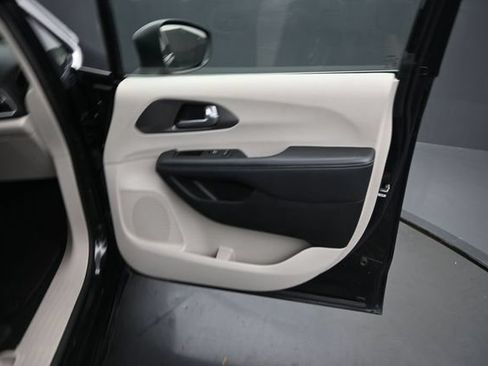 Used 2023 Chrysler Pacifica Touring-L FWD image 12