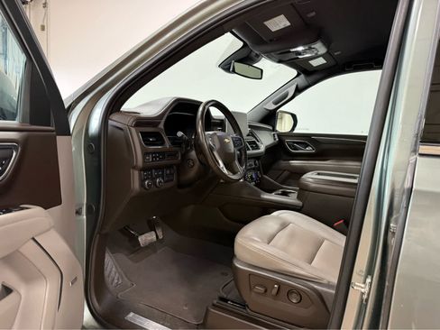 Used 2024 Chevrolet Suburban LT w/ Luxury Package AWD/4WD image 13