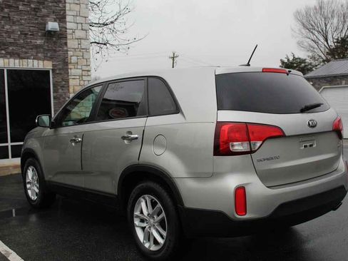 Used 2015 Kia Sorento LX image 10
