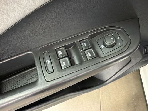 Used 2023 Volkswagen Taos SE w/ Panoramic Sunroof Package FWD image 13