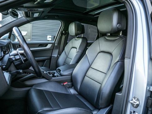 Certified 2024 Porsche Cayenne AWD/4WD image 5